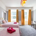 Stunning 2-Bed Apartment in Central Edinburgh