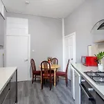 Stunning 2-Bed Apartment in Central Edinburgh